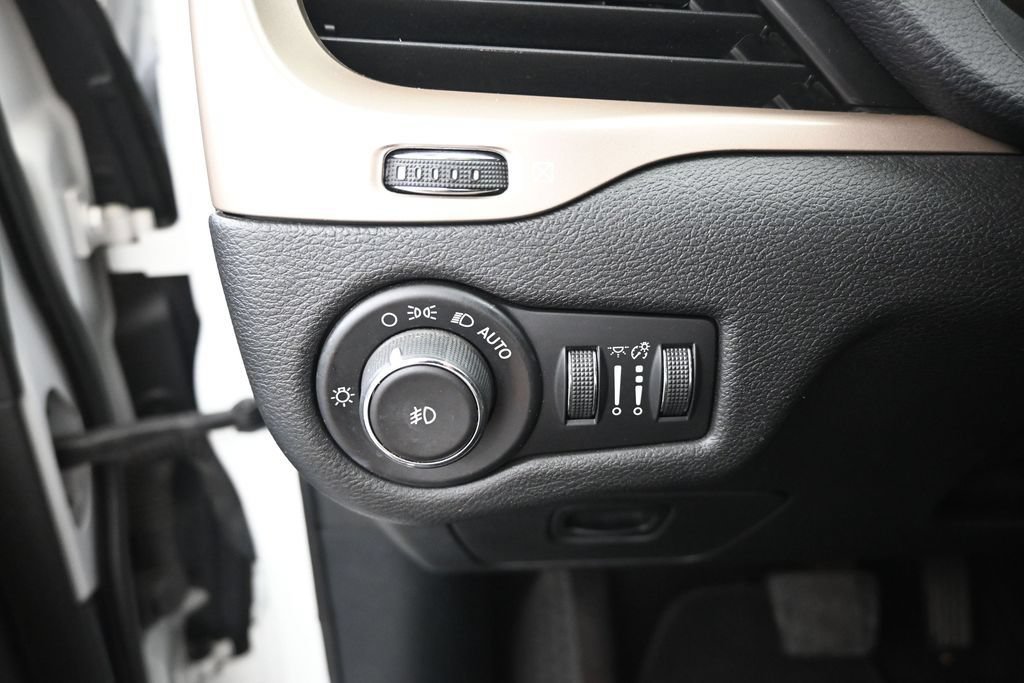 Used 2017 Jeep Cherokee Latitude FWD image 18