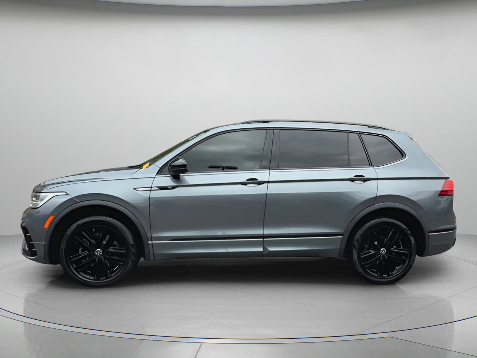 Used 2022 Volkswagen Tiguan SE R-Line image 8