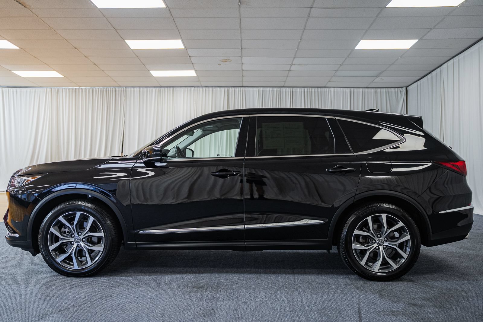 Used 2023 Acura MDX w/ Technology Package AWD/4WD image 5