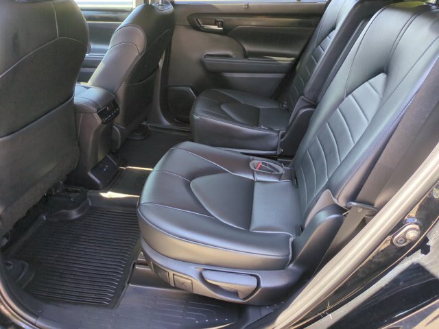 Used 2022 Toyota Highlander XLE FWD image 29