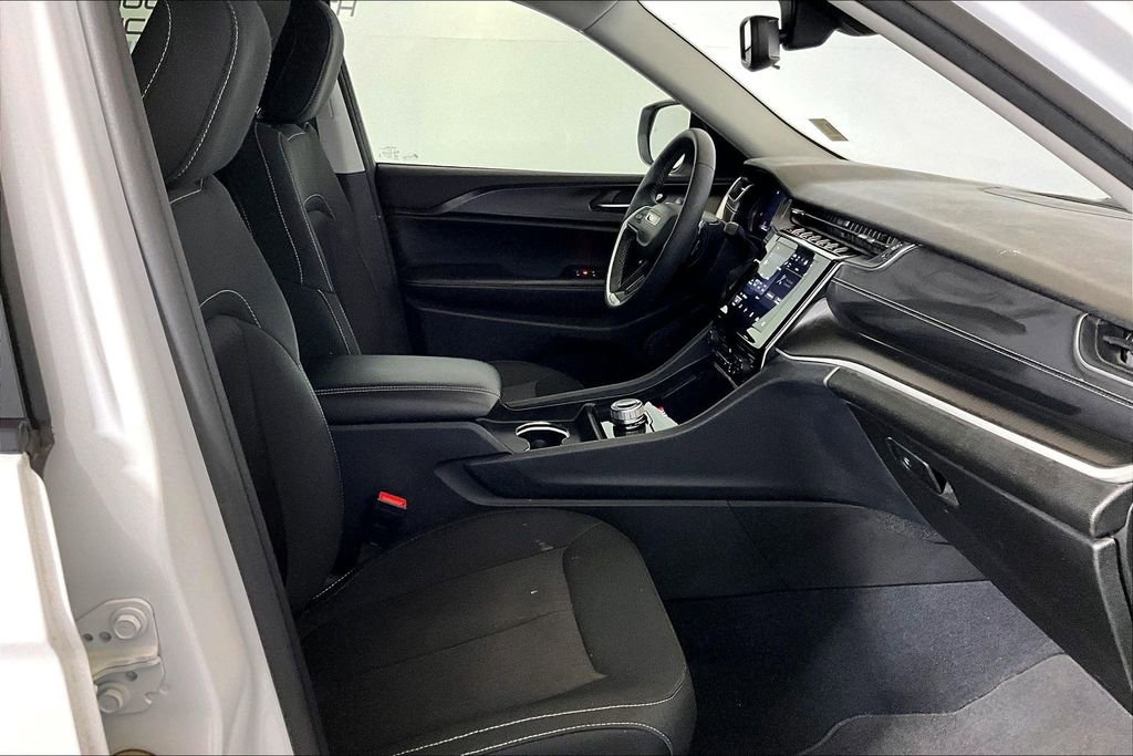 Used 2023 Jeep Grand Cherokee Laredo X image 6