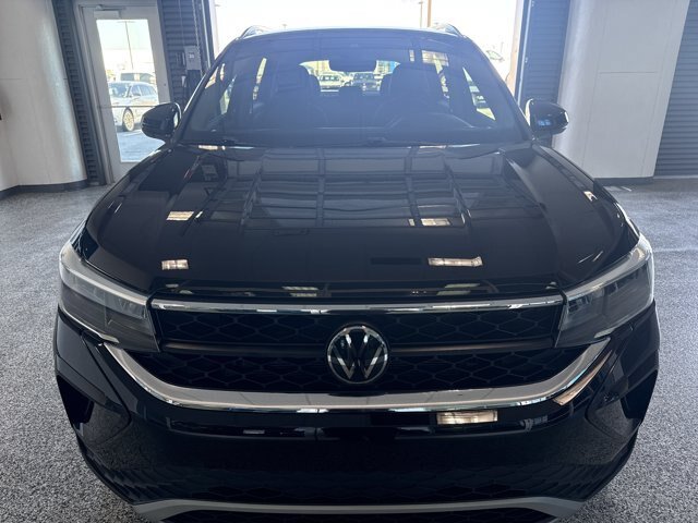 Used 2024 Volkswagen Taos SE FWD image 2