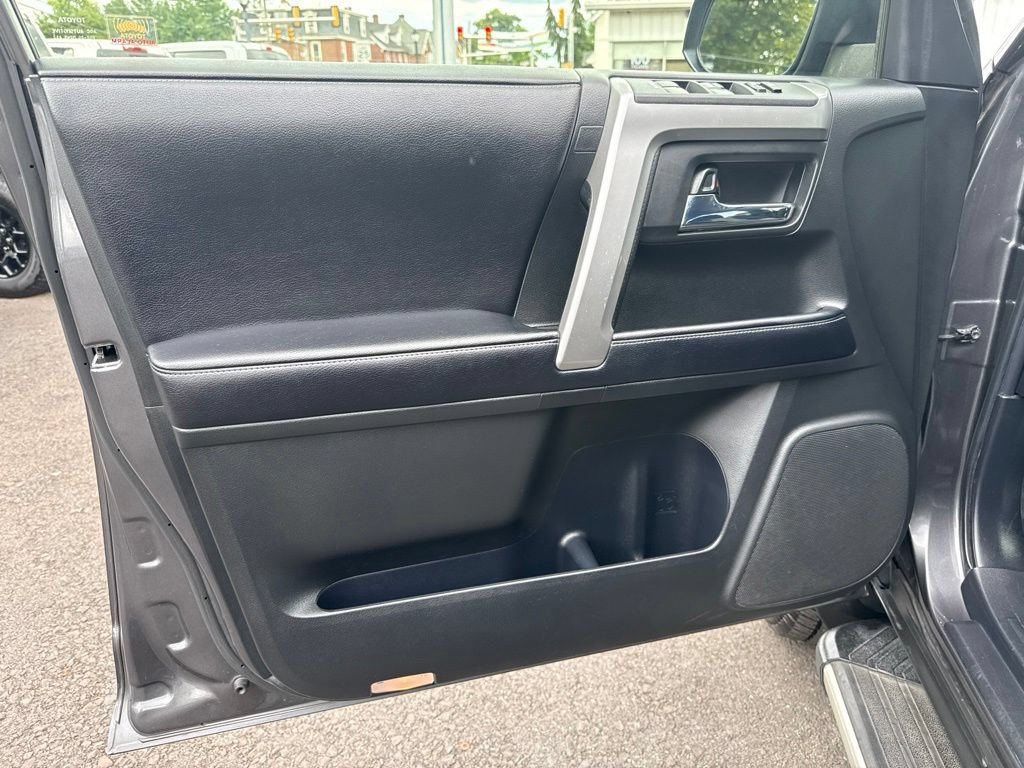 Used 2018 Toyota 4Runner SR5 AWD/4WD image 13