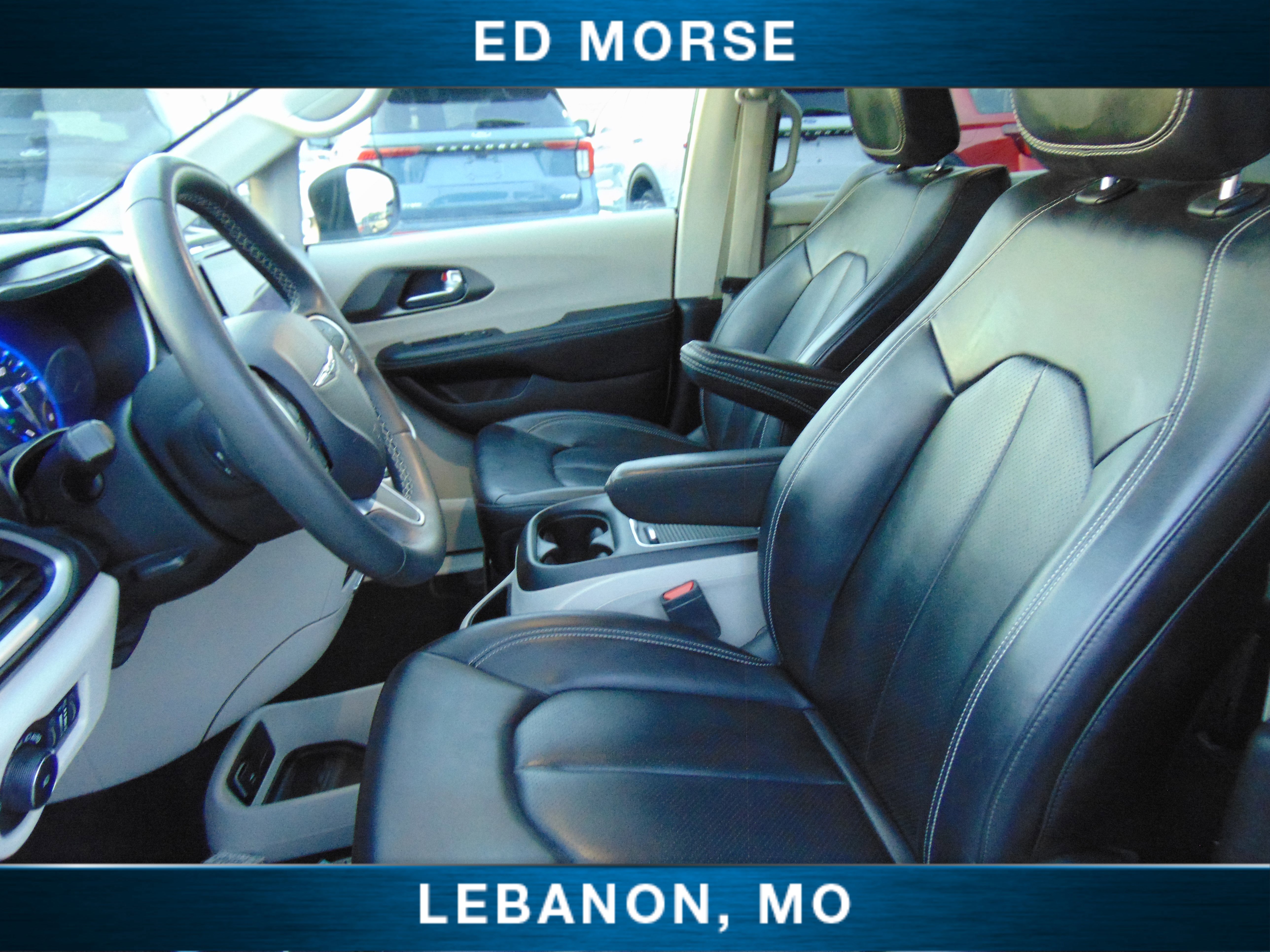 Used 2023 Chrysler Pacifica Touring-L image 10