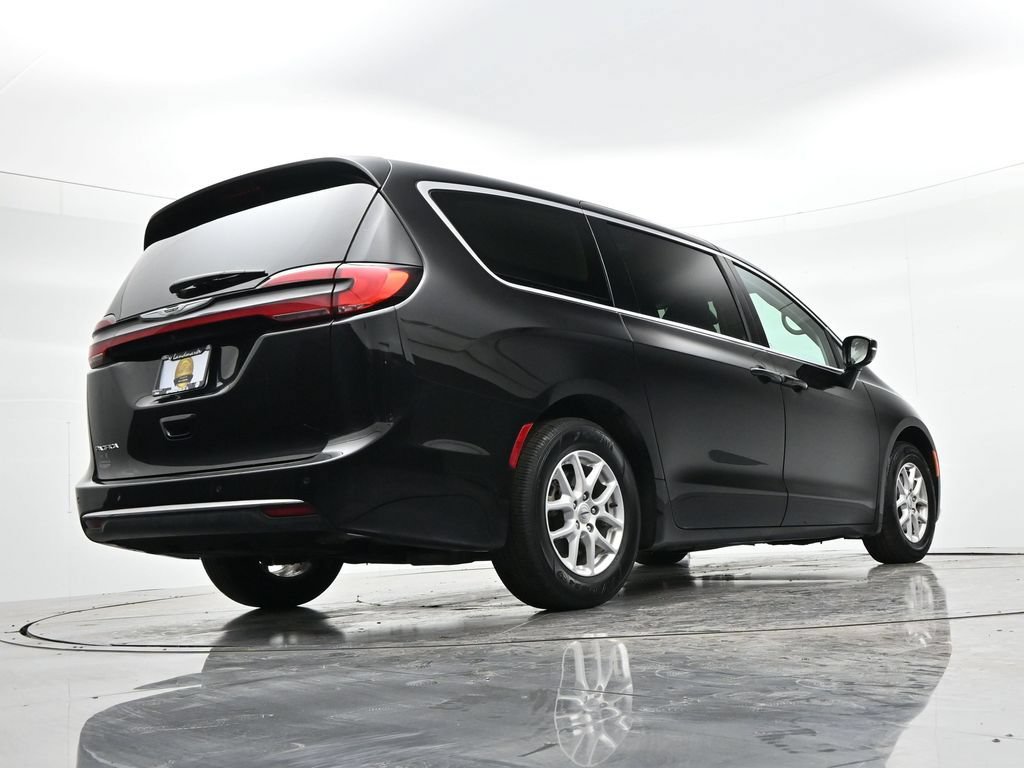 Used 2024 Chrysler Pacifica Touring-L FWD image 23