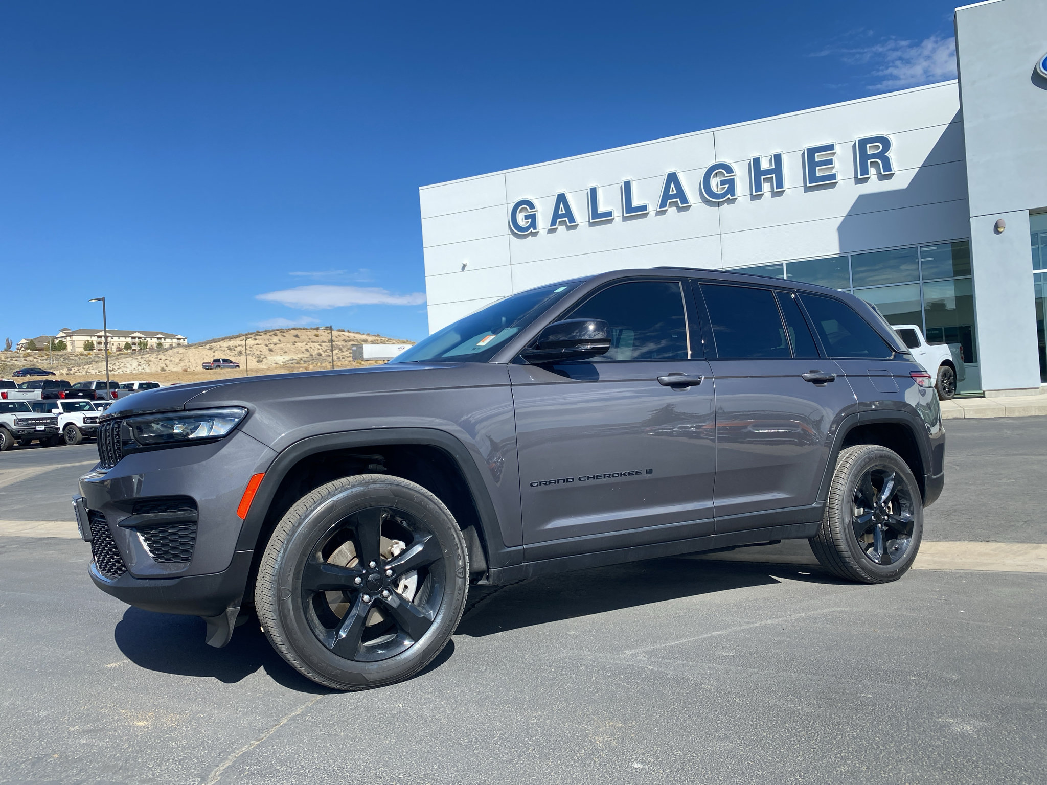 Used 2023 Jeep Grand Cherokee Altitude AWD/4WD image 15