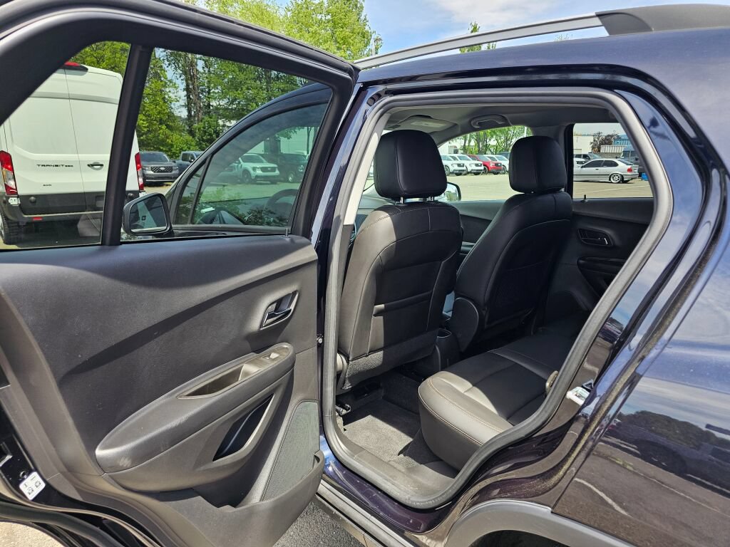 Used 2021 Chevrolet Trax LT w/ Premium Seat Package AWD/4WD image 11