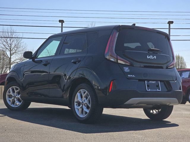 Used 2024 Kia Soul LX w/ Option Group 015 FWD image 3