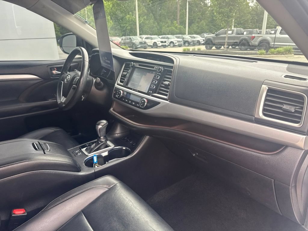 Used 2019 Toyota Highlander XLE AWD/4WD image 33