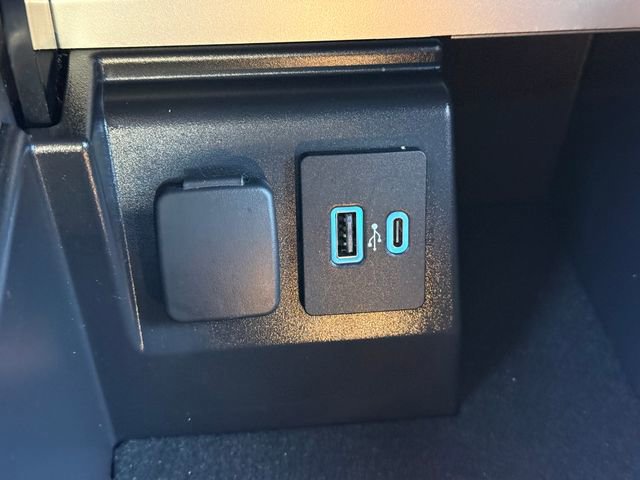 Certified 2022 Ford Explorer XLT w/ Equipment Group 202A image 22