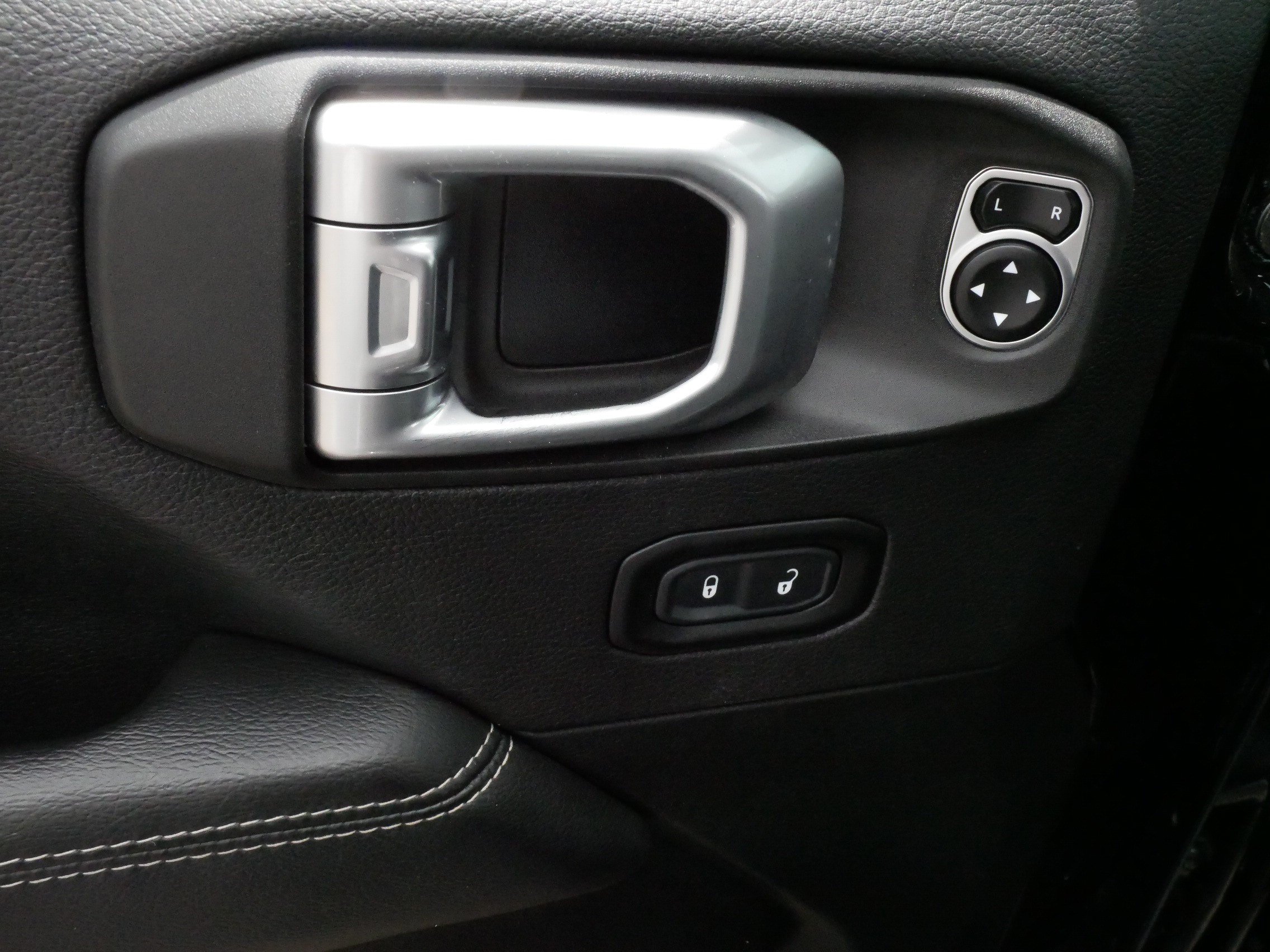 Used 2020 Jeep Wrangler Unlimited Sahara AWD/4WD image 19