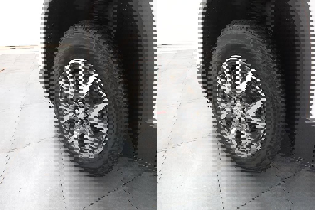 Used 2023 GMC Acadia SLE image 28