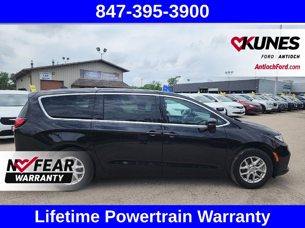 Used 2025 Chrysler Pacifica Select FWD image 14