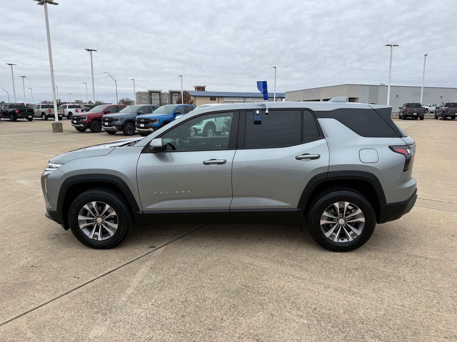 Used 2025 Chevrolet Equinox LT image 2