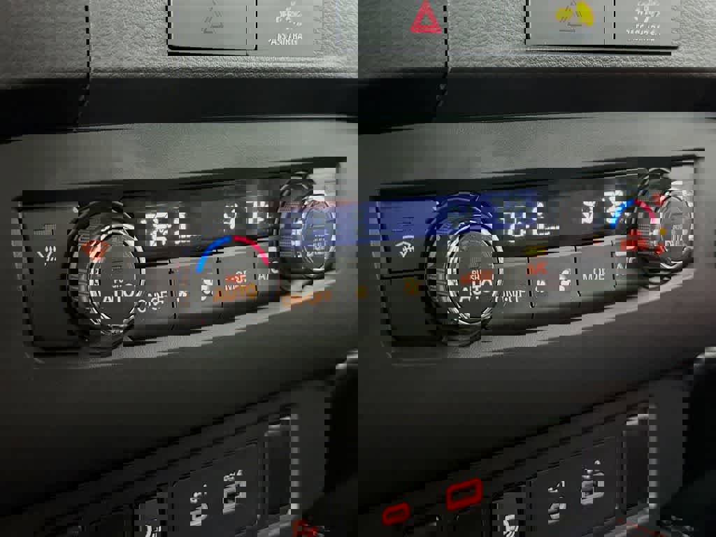 Used 2023 Nissan Frontier PRO-4X w/ Technology Package image 19