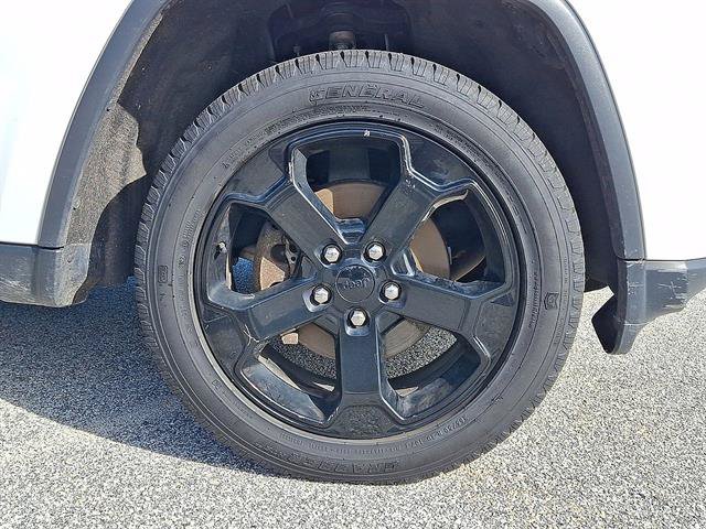 Used 2019 Jeep Grand Cherokee Laredo AWD/4WD image 26