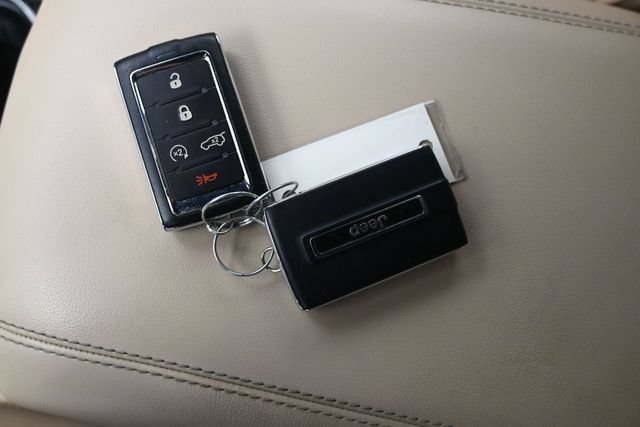Used 2023 Jeep Grand Cherokee L Limited AWD/4WD image 17