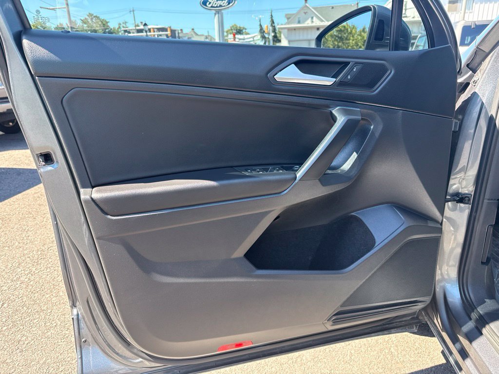 Used 2021 Volkswagen Tiguan SE w/ Panoramic Sunroof Package AWD/4WD image 13