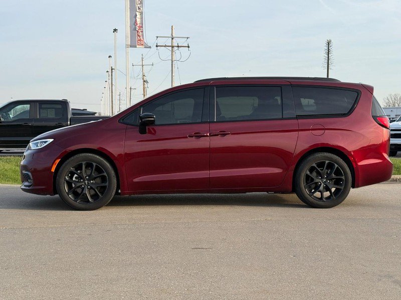Used 2023 Chrysler Pacifica Limited w/ S Appearance Package image 2