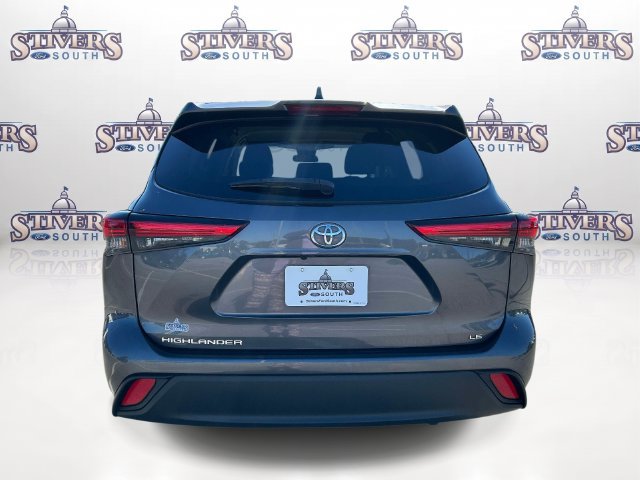 Used 2021 Toyota Highlander LE FWD image 4