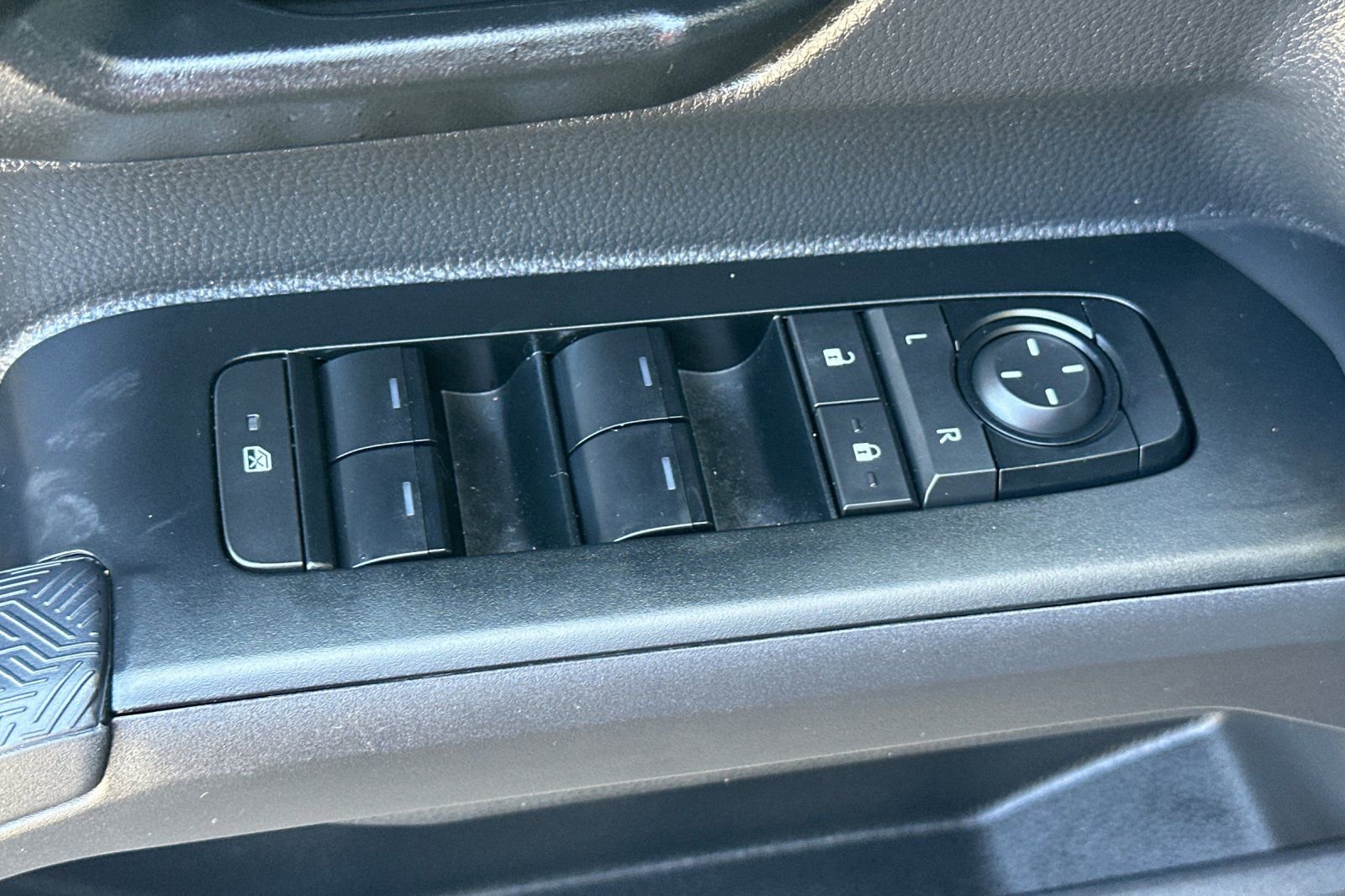 Used 2025 Toyota Tacoma SR5 AWD/4WD image 12
