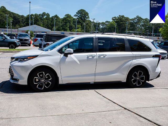 Used 2025 Toyota Sienna Platinum AWD/4WD image 3