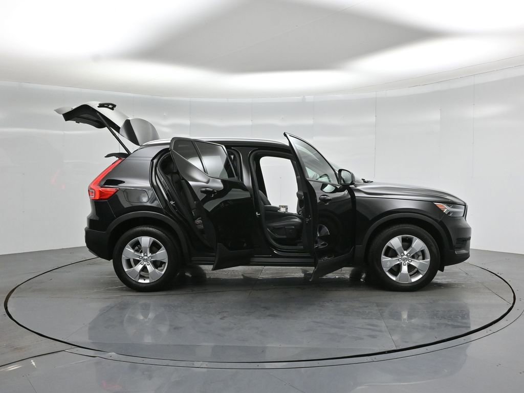 Used 2022 Volvo XC40 T5 Momentum image 4
