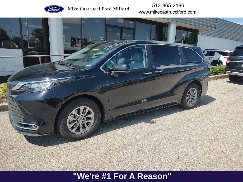 Used 2022 Toyota Sienna XLE FWD image 1