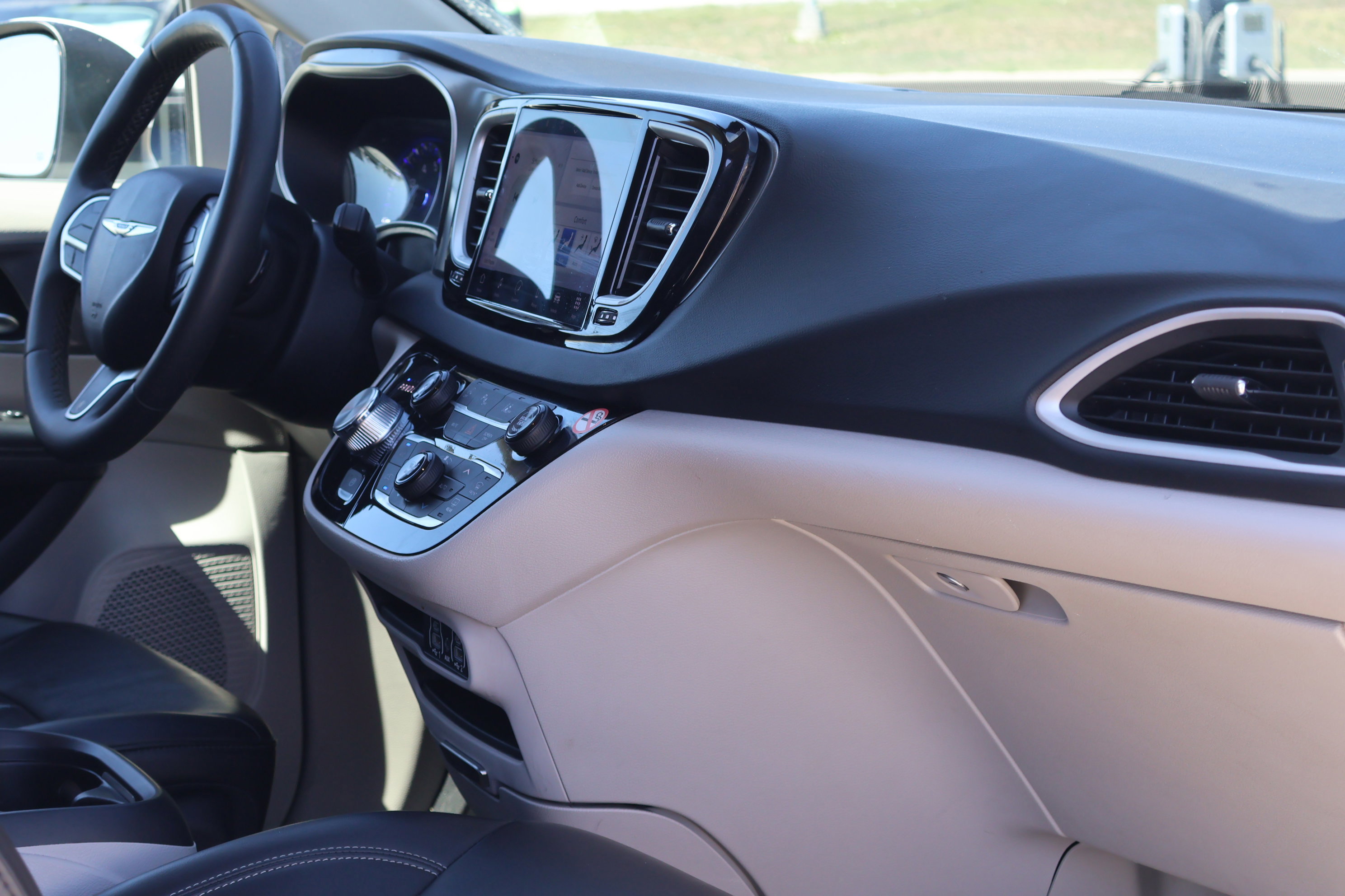 Used 2023 Chrysler Pacifica Touring-L image 37