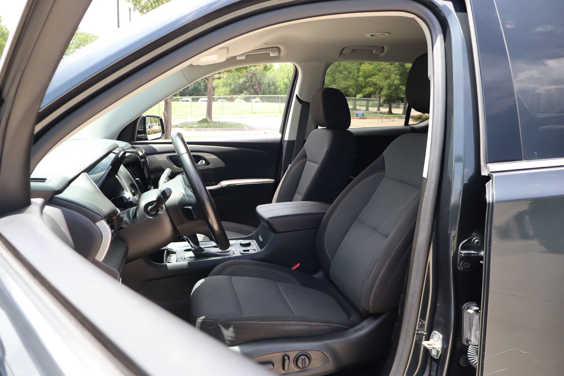 Used 2020 Chevrolet Traverse LT FWD image 11