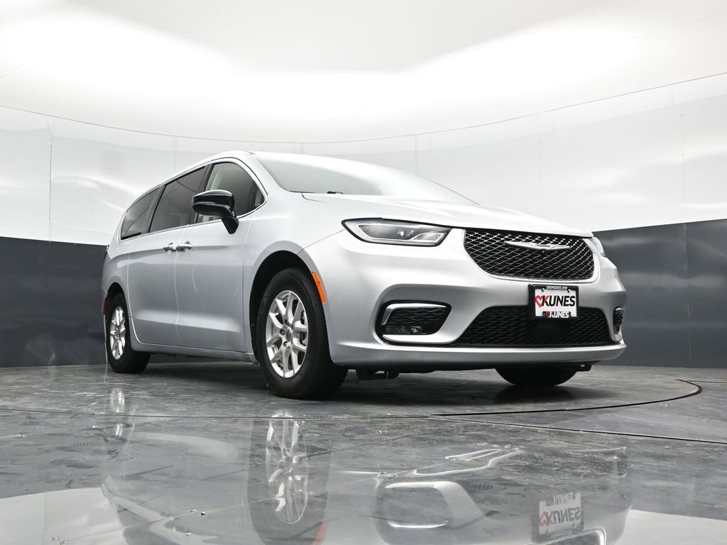 Used 2024 Chrysler Pacifica Touring-L image 48