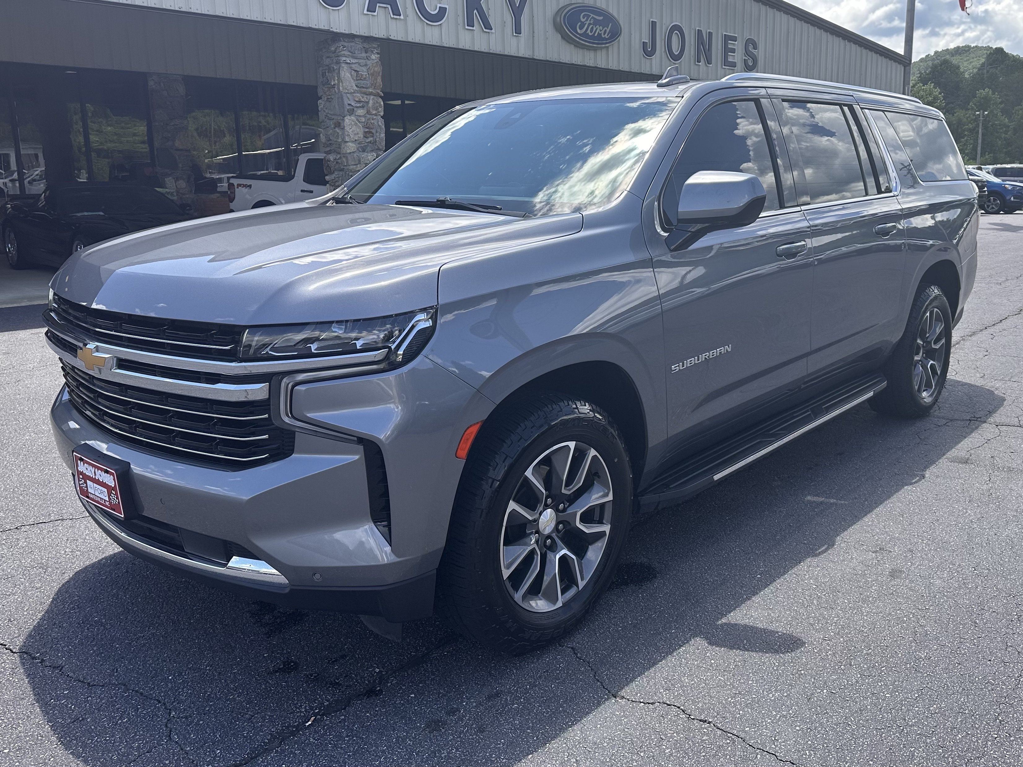 Used 2022 Chevrolet Suburban LT AWD/4WD image 2