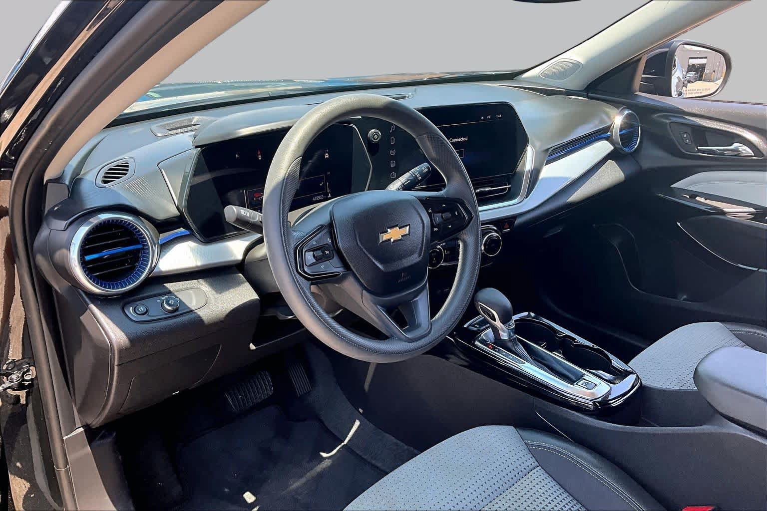 Used 2025 Chevrolet Trax LT FWD image 17