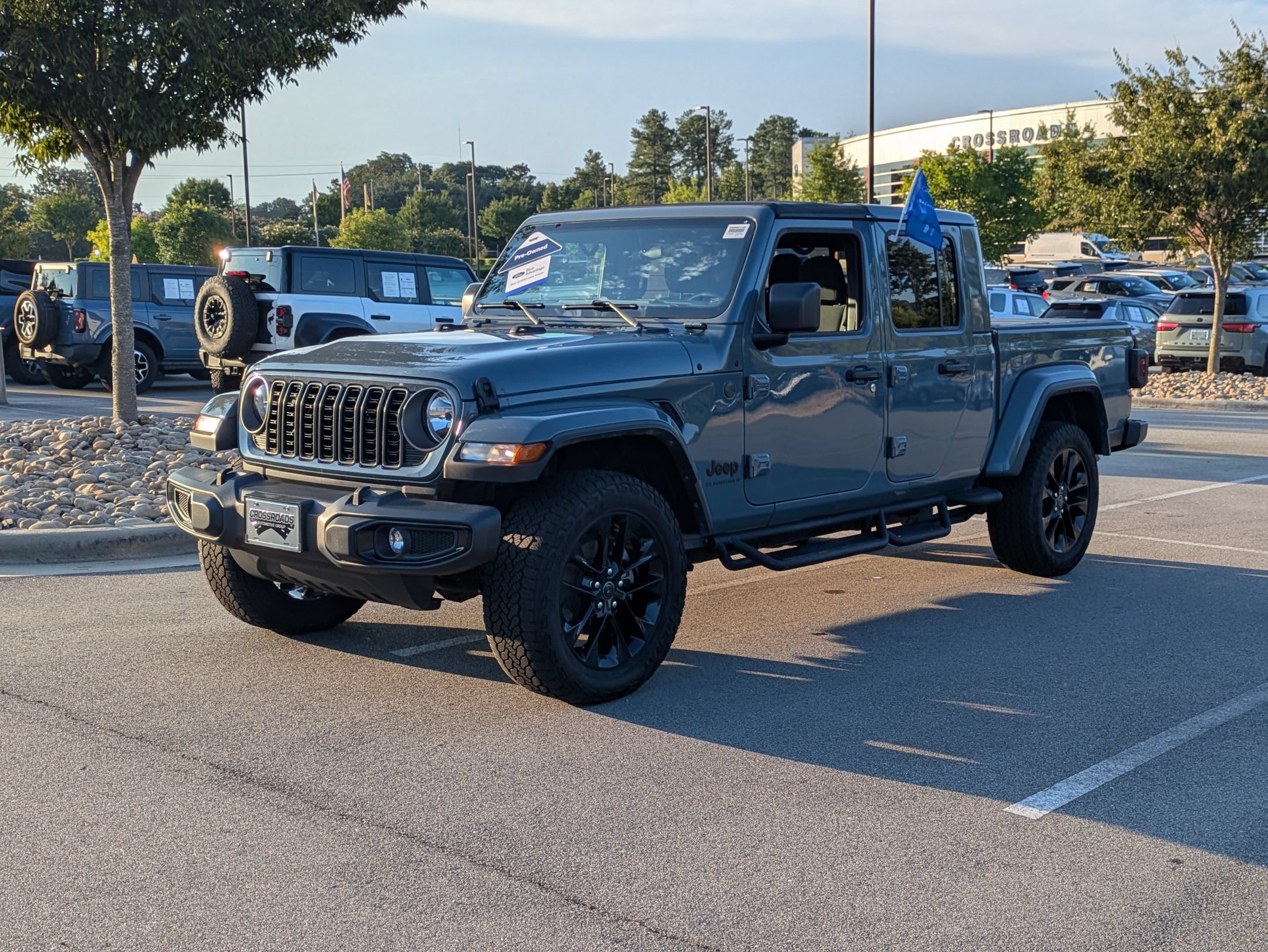 Used 2025 Jeep Gladiator Sport AWD/4WD image 6