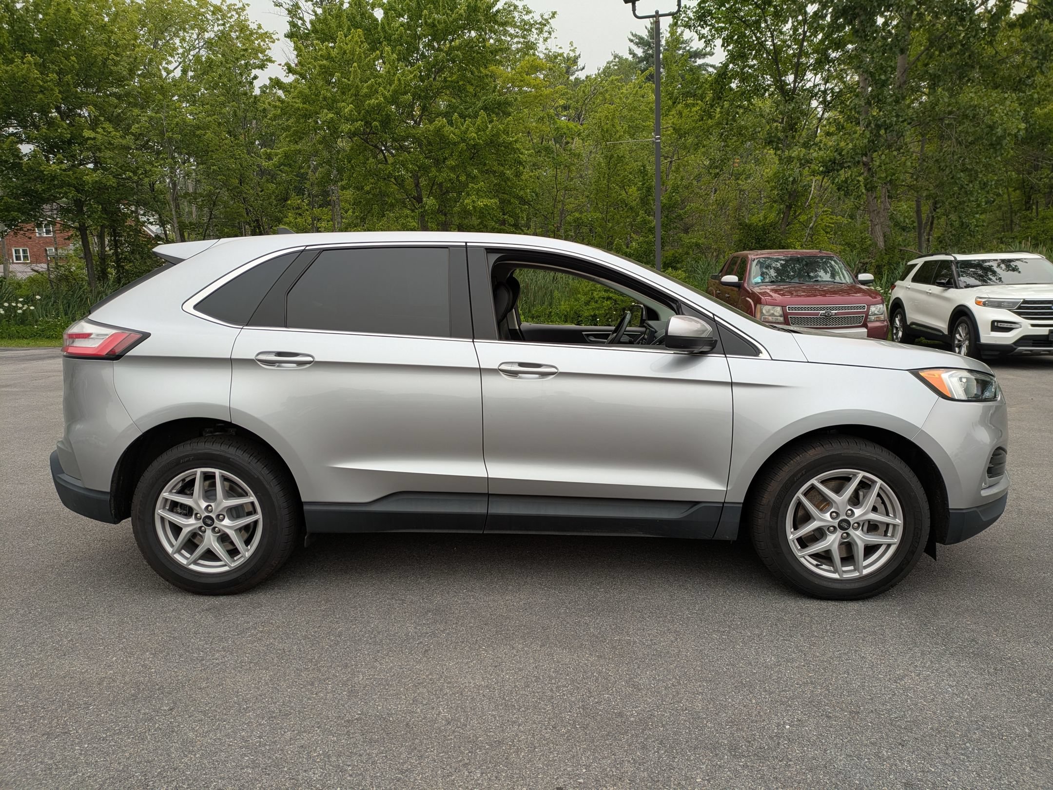Certified 2024 Ford Edge SEL w/ Convenience Package AWD/4WD image 2