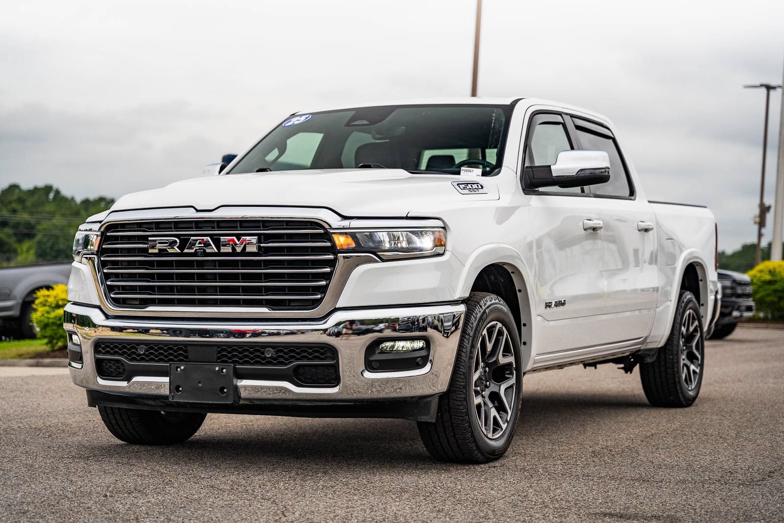 Used 2025 RAM 1500 Laramie AWD/4WD image 3