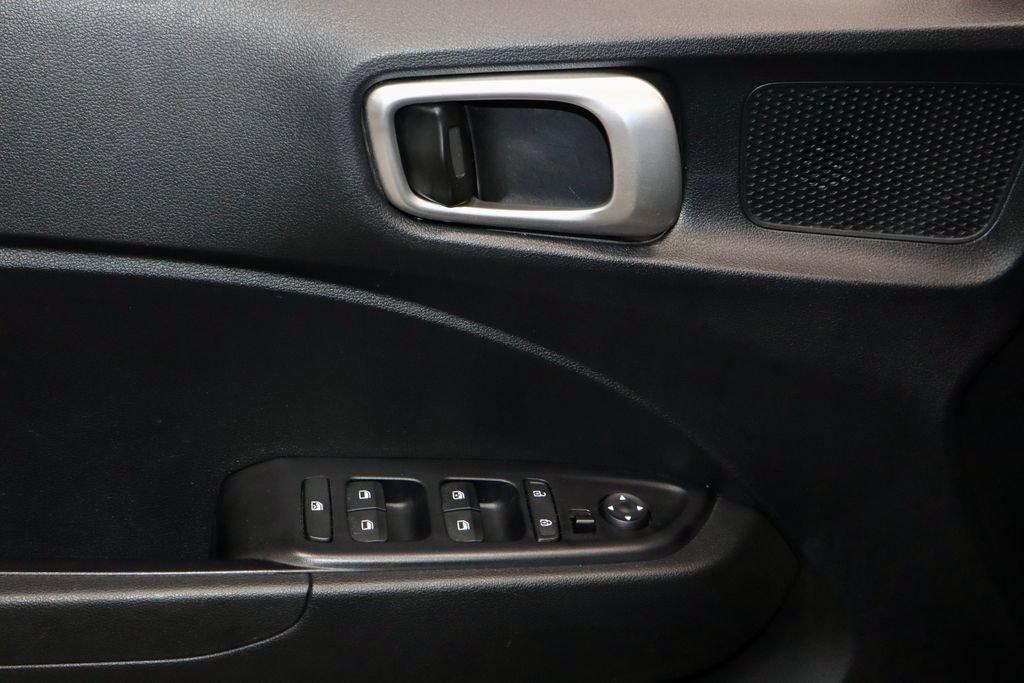 Used 2025 Hyundai Venue SEL FWD image 22