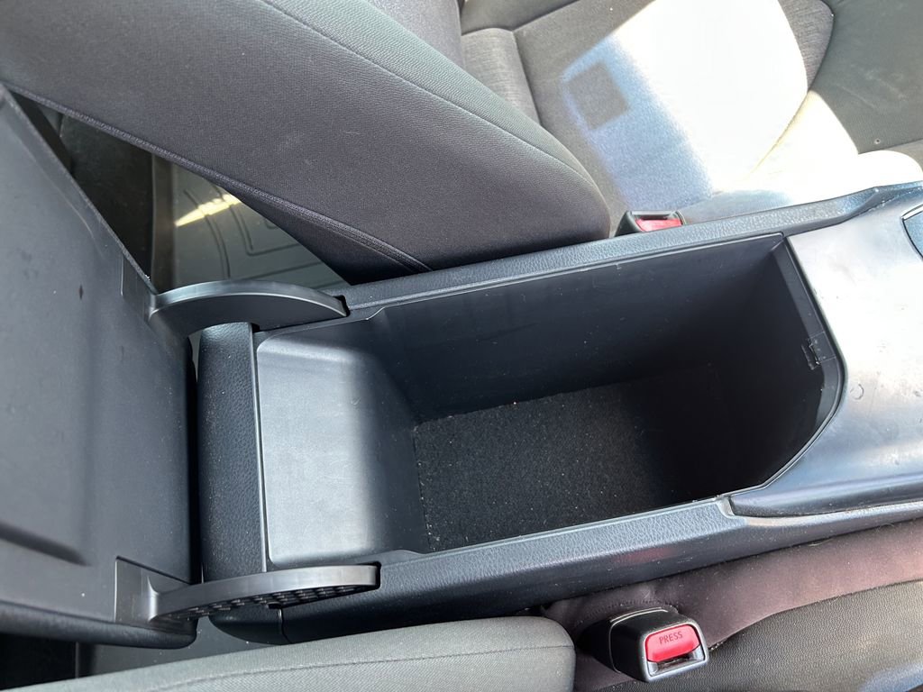 Used 2018 Toyota Camry LE FWD image 14