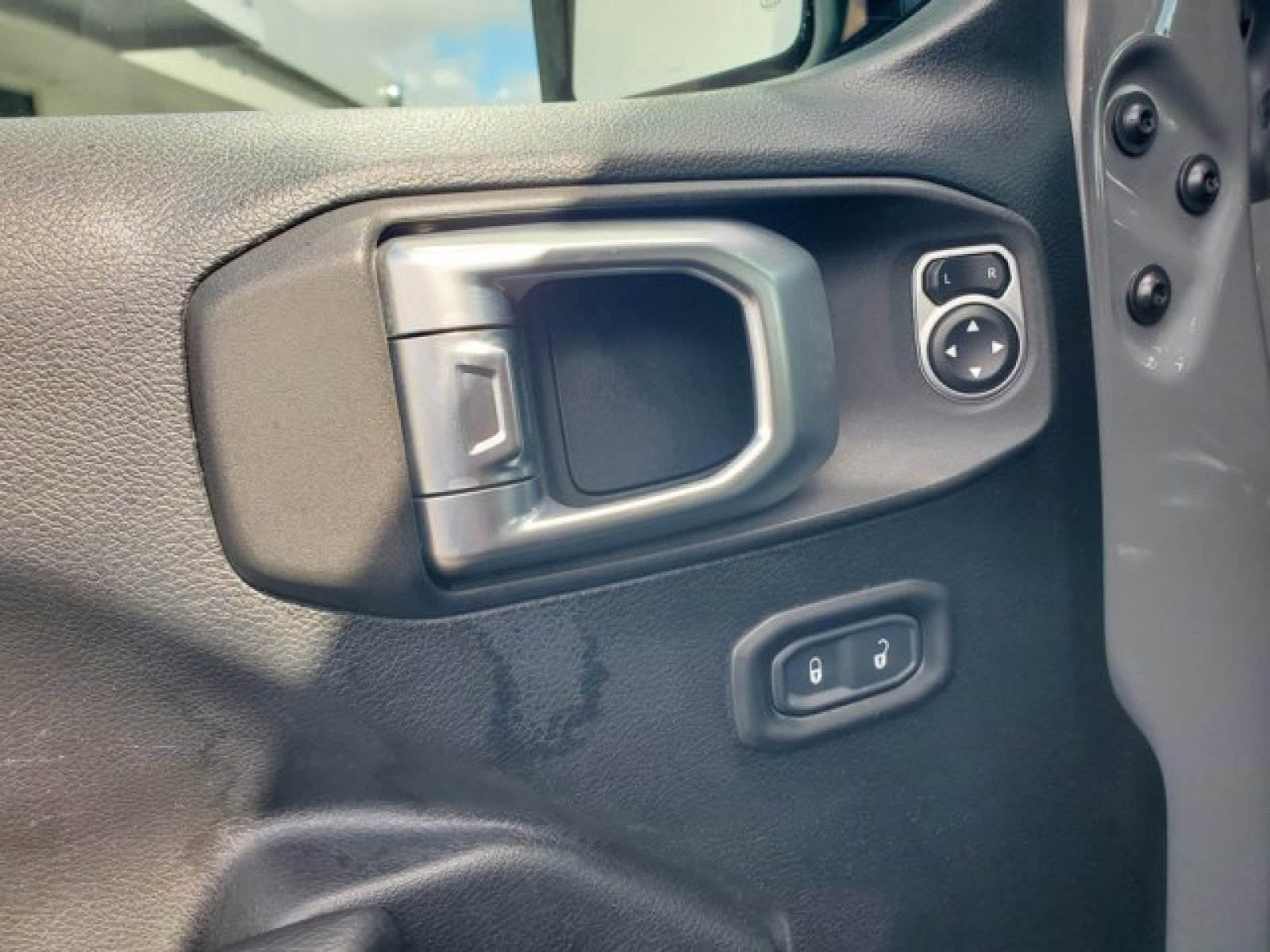 Used 2020 Jeep Wrangler Rubicon AWD/4WD image 11
