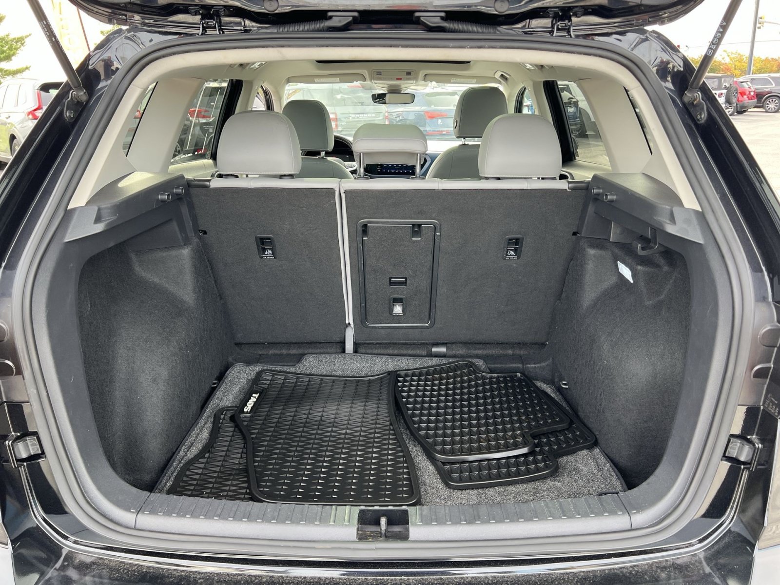 Used 2024 Volkswagen Taos SE w/ Panoramic Sunroof Package FWD image 25