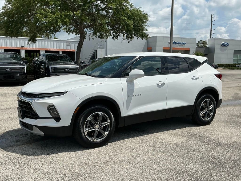 Used 2025 Chevrolet Blazer LT FWD image 2