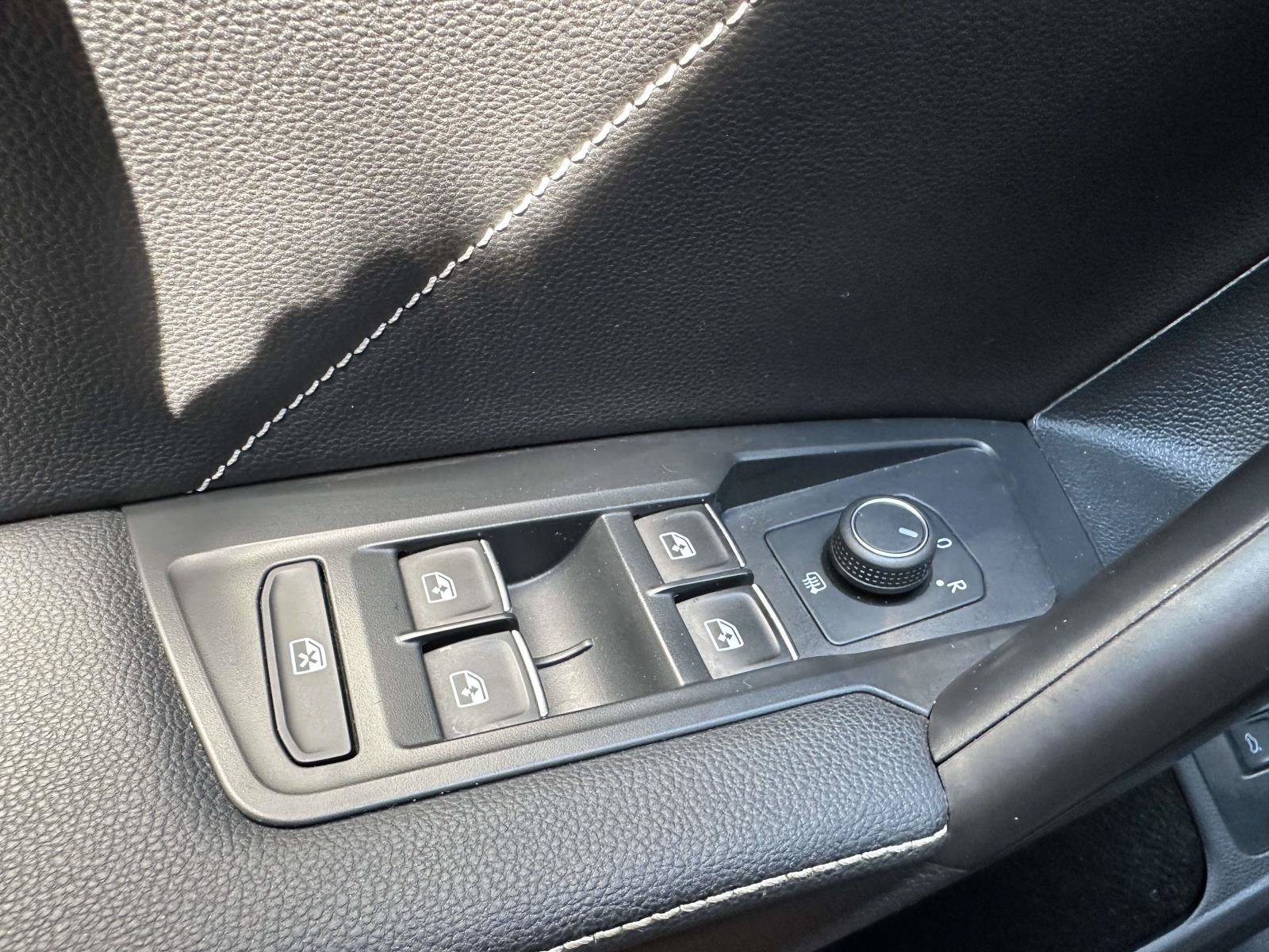 Used 2022 Volkswagen Tiguan SE AWD/4WD image 36