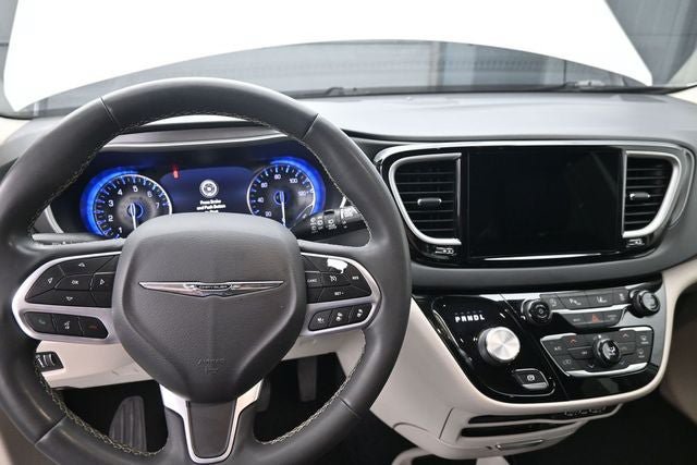 Used 2022 Chrysler Pacifica Touring-L FWD image 19
