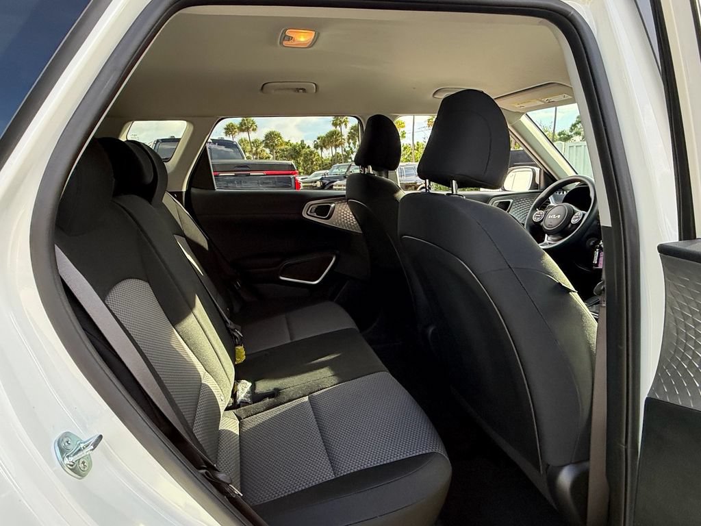 Used 2025 Kia Soul LX w/ LX Technology Package FWD image 16