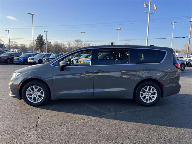 Used 2023 Chrysler Pacifica Touring-L image 2