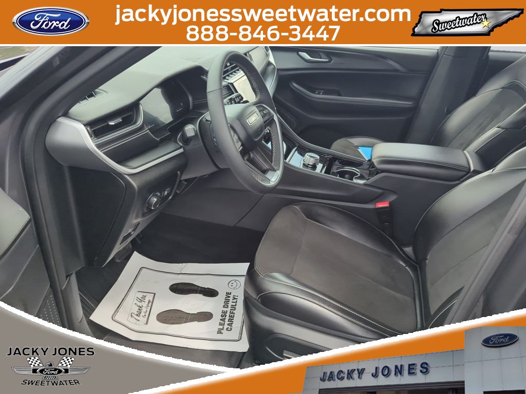 Used 2023 Jeep Grand Cherokee Altitude AWD/4WD image 10