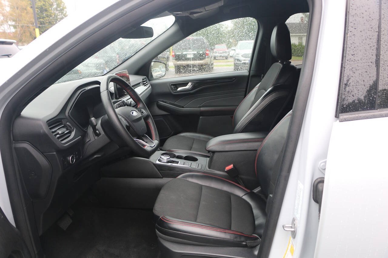 Certified 2025 Ford Escape ST-Line Select AWD/4WD image 25