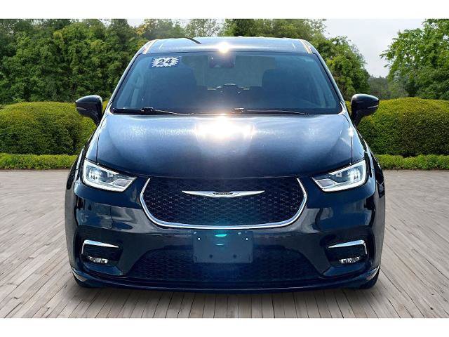 Used 2024 Chrysler Pacifica Touring-L FWD image 2