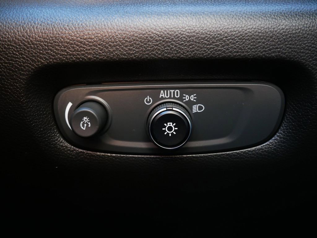 Used 2023 Chevrolet Traverse LT image 19