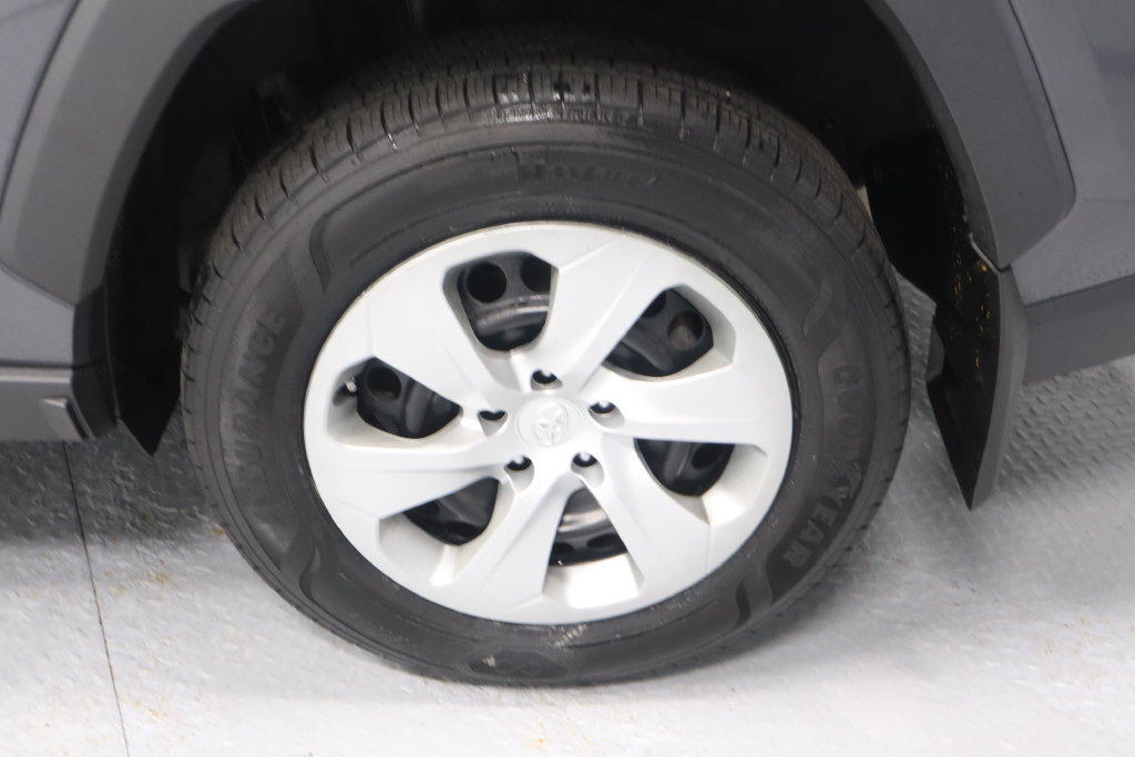 Used 2022 Toyota RAV4 LE AWD/4WD image 12